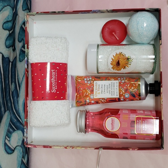 Gift Box with Spa Products - Picture 3 of 7